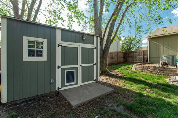 $425,000 | 213 Northeast Dreamweaver Avenue, Lee's Summit, MO 64086