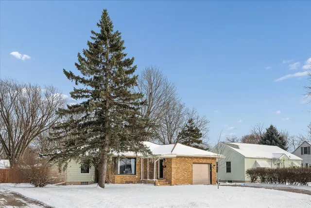 $325,000 | 921 Holmes Street South, Shakopee, MN 55379
