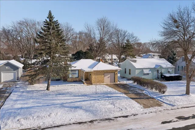 $325,000 | 921 Holmes Street South, Shakopee, MN 55379