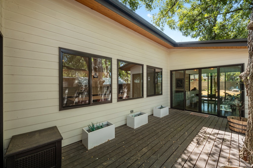 1005 Cardinal Lane, Unit B Austin, TX 78704 - Photo 14 of 17 a lobby with furniture and window