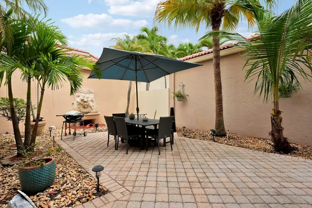 a view of outdoor space yard and porch