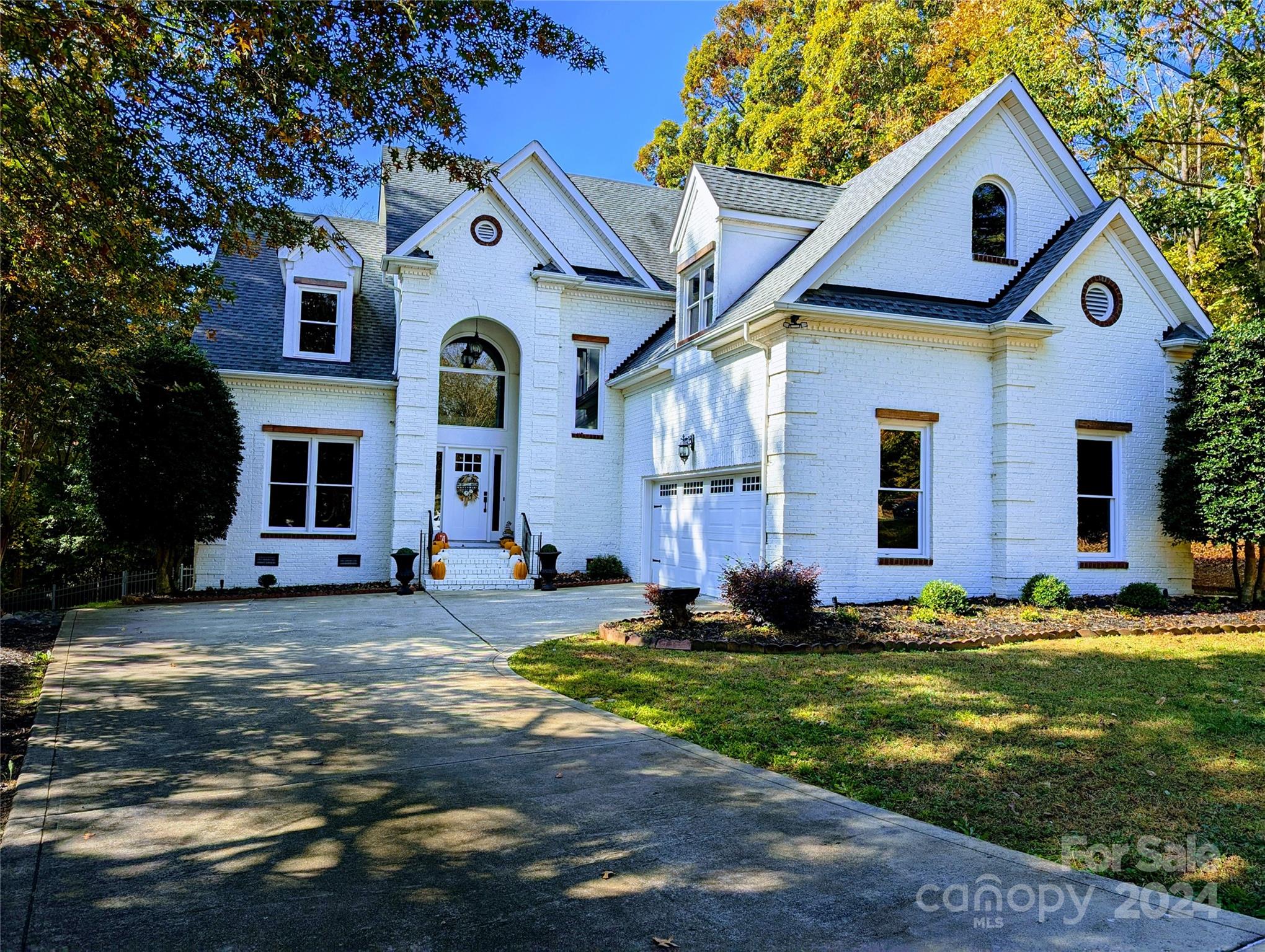 640 Amberly Crossing Fort Mill, SC 29708 - Photo 2 of 45 a front view of house with yard and green space