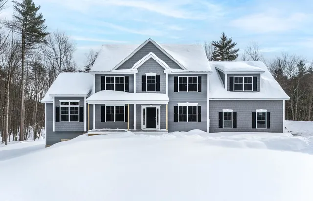 $999,900 | 821 Cross Country Road, Pembroke, NH 03275