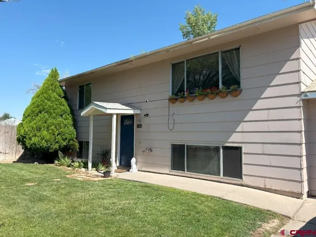 a view of a house with a yard