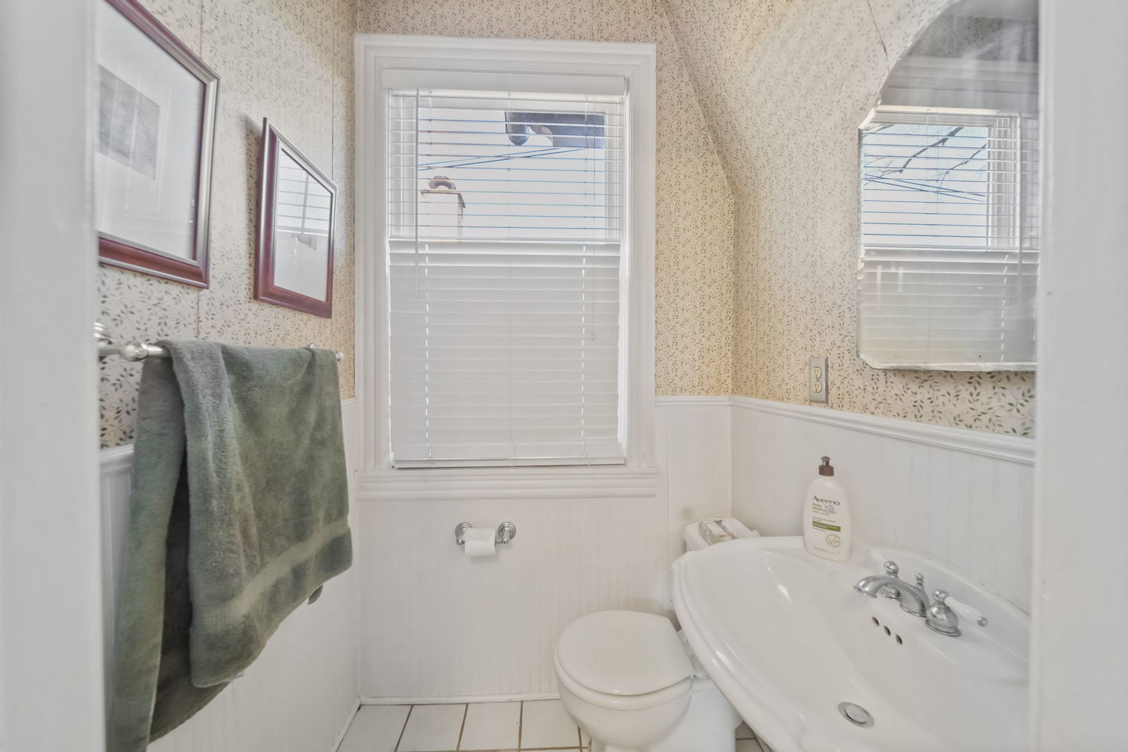 4142 Wolf Road Western Springs, IL 60558 - Photo 19 of 34 a bathroom with a sink a toilet and bathtub