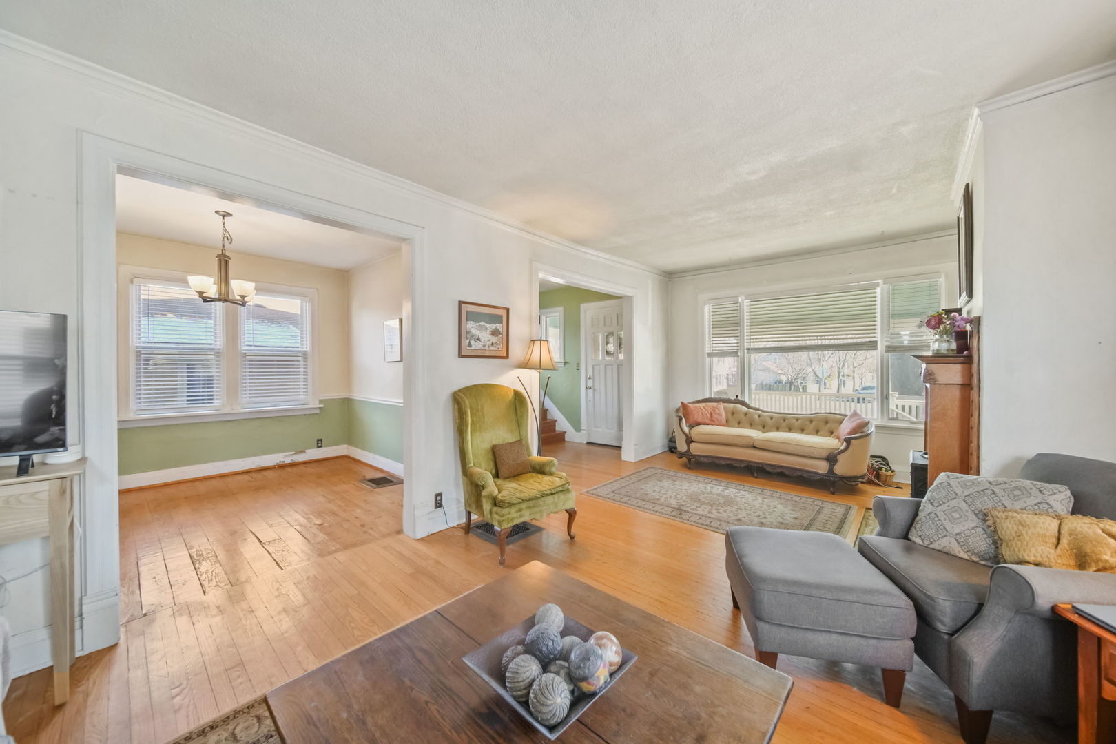 4142 Wolf Road Western Springs, IL 60558 - Photo 7 of 34 a living room with furniture and a wooden floor
