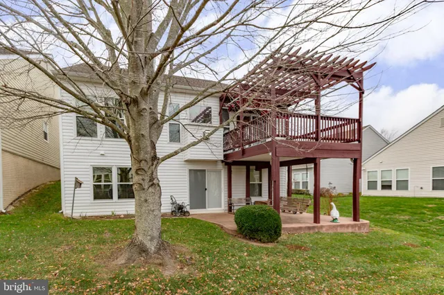 a tennis court that has tennis net