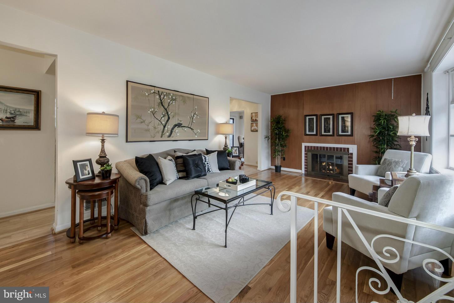 8620 Victoria Road Springfield, VA 22151 - Photo 2 of 29 Living Room