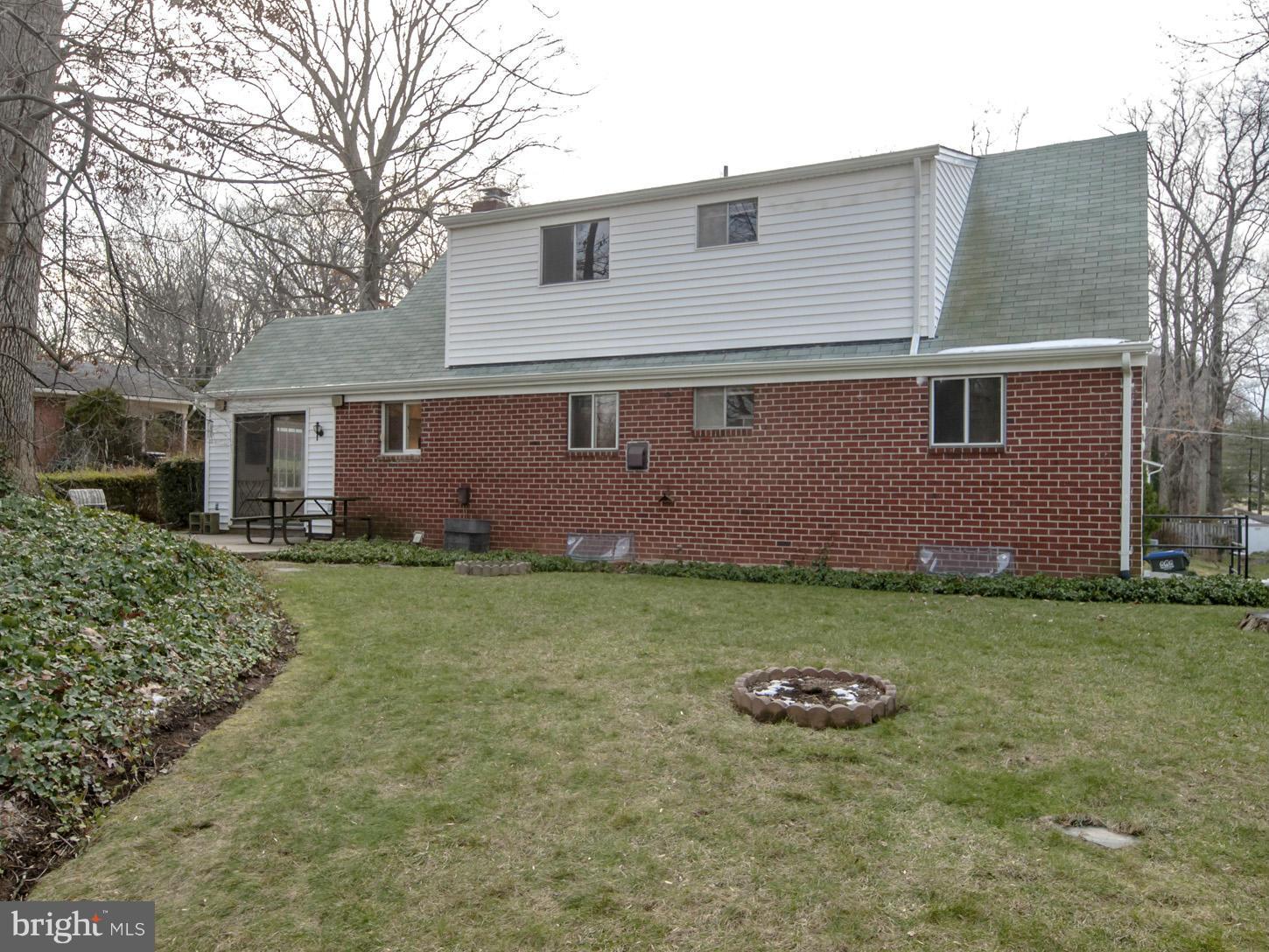 8620 Victoria Road Springfield, VA 22151 - Photo 24 of 29 Exterior (Rear)large flat back yard