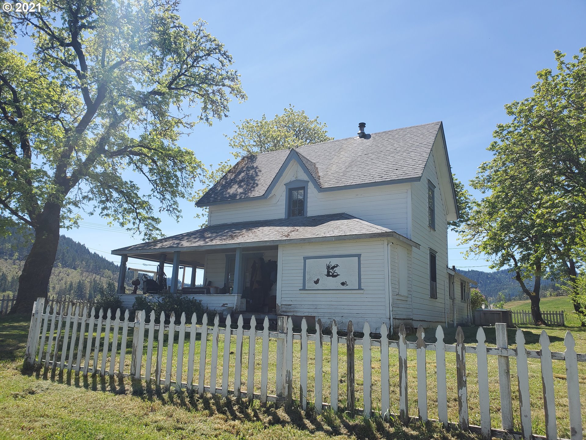4189 Upper Olalla Road Winston, OR 97496 - Photo 10 of 32 a front view of a house with a garden