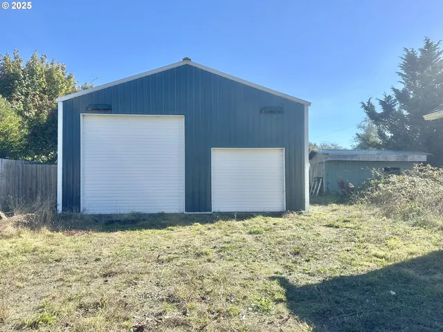 a front view of house with yard