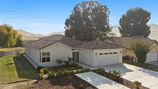 a view of a house with backyard