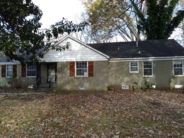 1216 Vaughn Road Memphis, TN 38122 - Photo 4 of 5 a backyard of a house