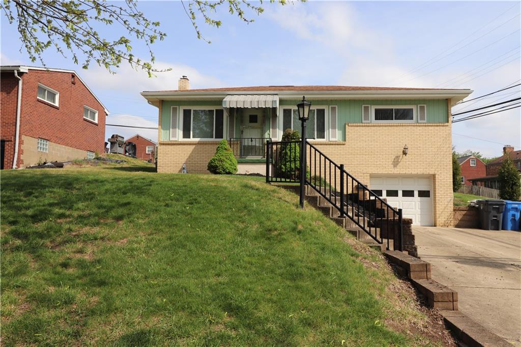 a view of house with a yard