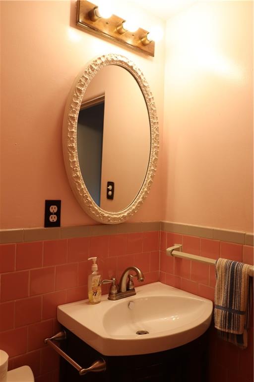 2012 Spring Hill Road Pittsburgh, PA 15243 - Photo 20 of 34 a bathroom with a sink and a mirror