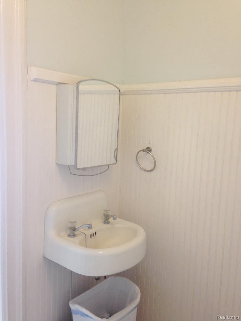 148 Pleasant Street Romeo, MI 48065 - Photo 21 of 32 #21 master bath.jpg