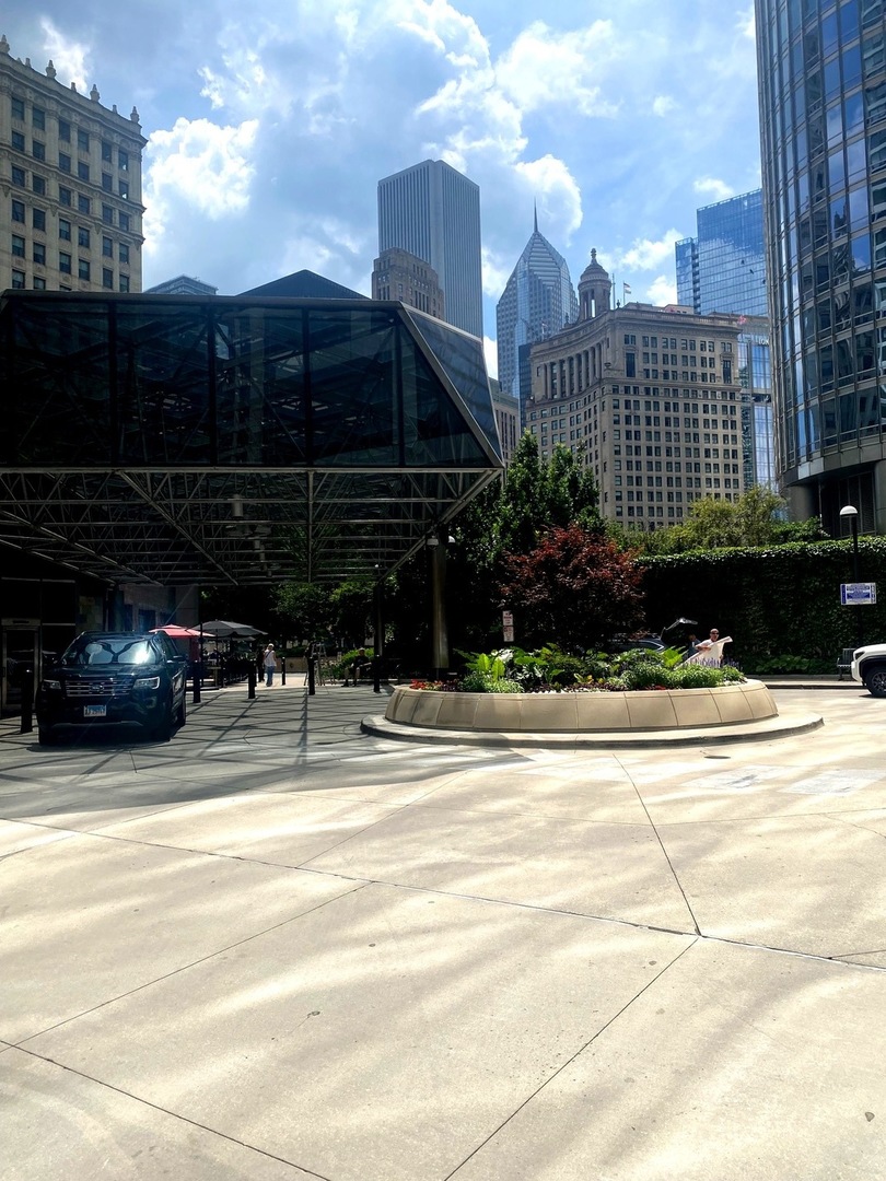 405 North Wabash Avenue, Unit B4 Chicago, IL 60611 - Photo 3 of 7 a view of street with view of buildings