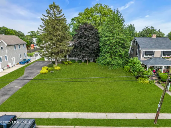 a view of a house with a big yard