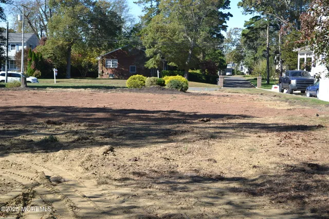 a view of a yard with a house