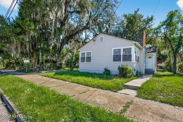 a view of a house with yard and plants