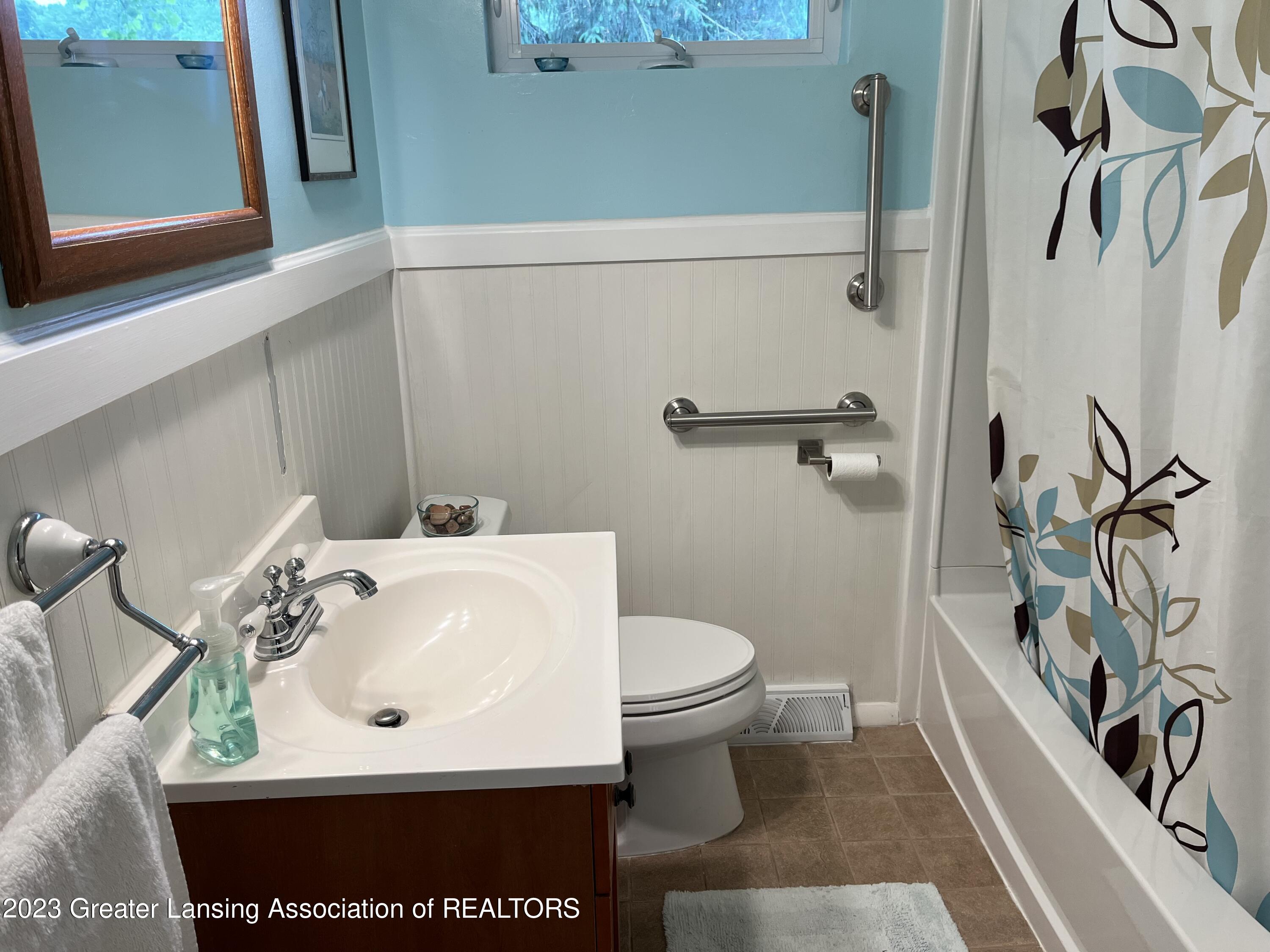 1305 Valley View Road Lansing, MI 48906 - Photo 12 of 20 Bathroom