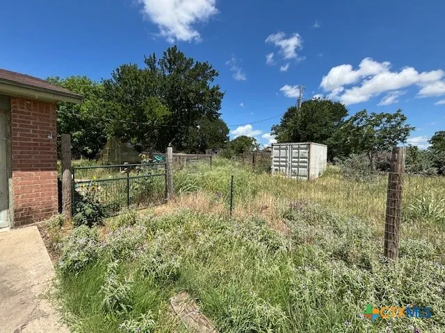 a view of a back yard