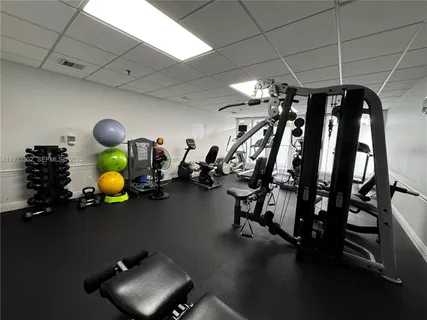 a view of entryway with a yard