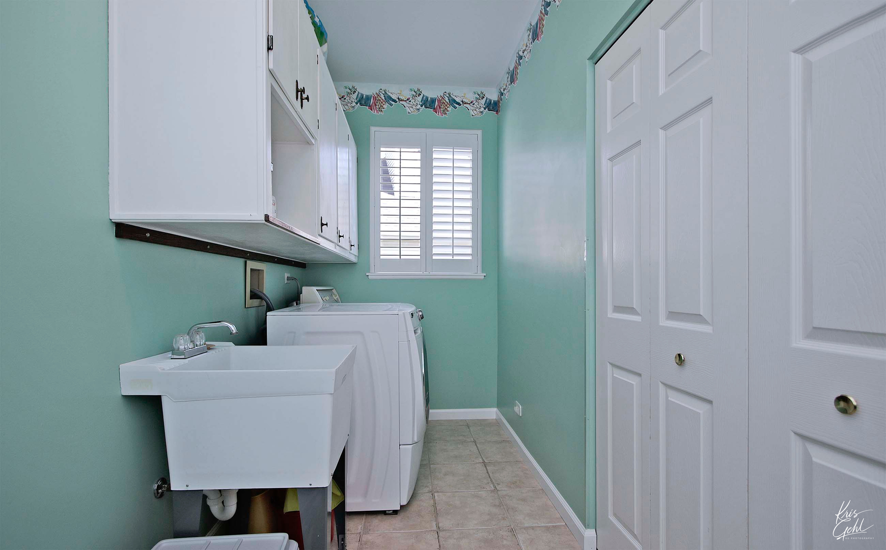 515 Capital Lane Gurnee, IL 60031 - Photo 14 of 32 a room with cabinets and a window