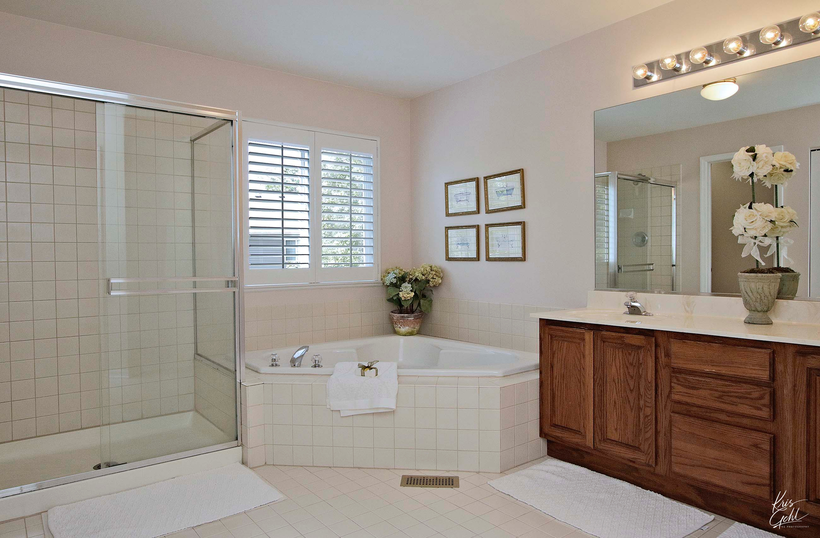 515 Capital Lane Gurnee, IL 60031 - Photo 17 of 32 a bathroom with a tub a sink and mirror