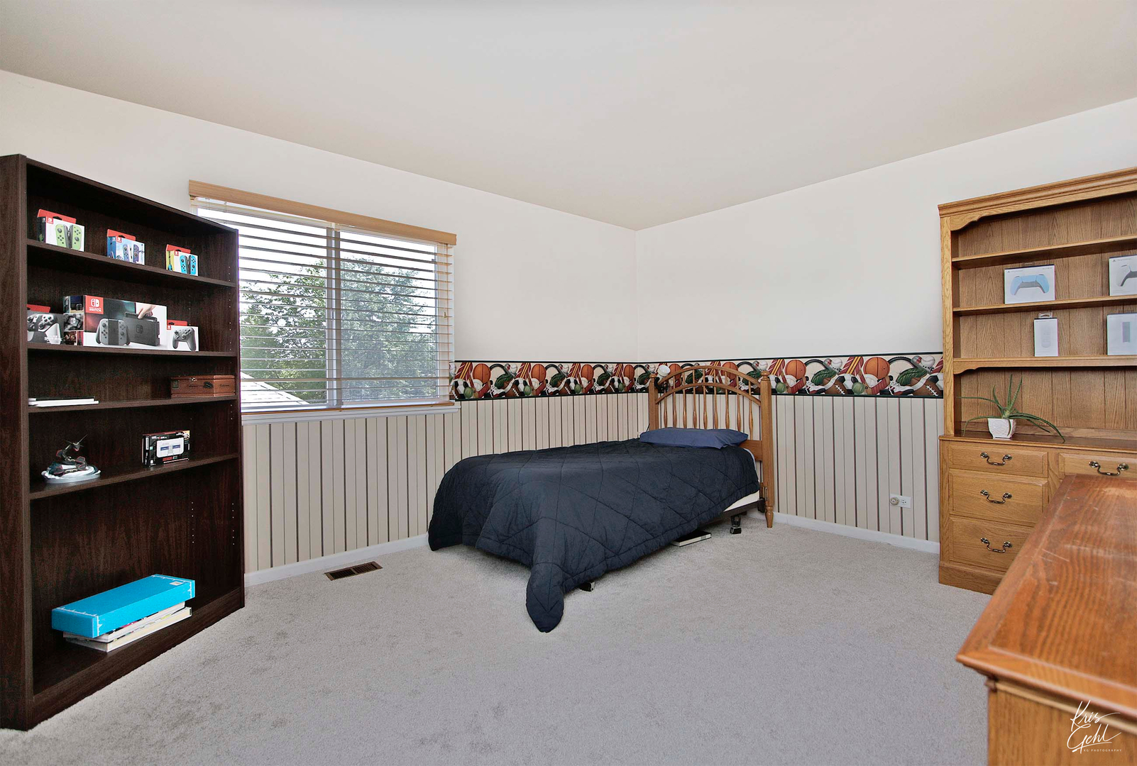 515 Capital Lane Gurnee, IL 60031 - Photo 20 of 32 a living room with furniture and a walk in closet