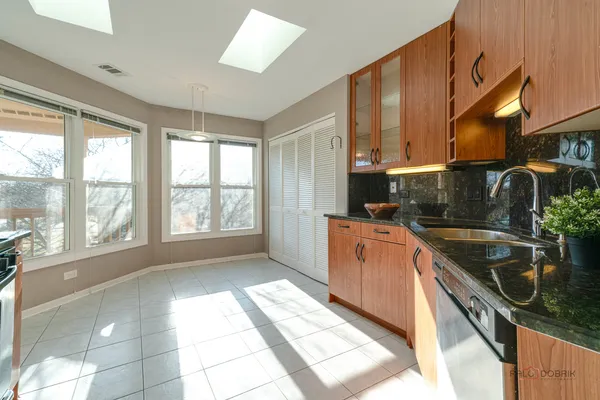 $389,900 | 76 Willow Parkway, Buffalo Grove, IL 60089