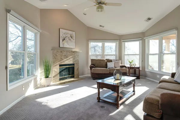 $389,900 | 76 Willow Parkway, Buffalo Grove, IL 60089