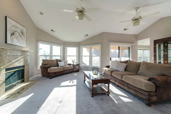 $389,900 | 76 Willow Parkway, Buffalo Grove, IL 60089
