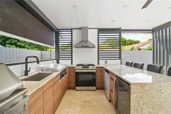 $998,000 | 19494 Northwest 61st Avenue, Hialeah, FL 33015