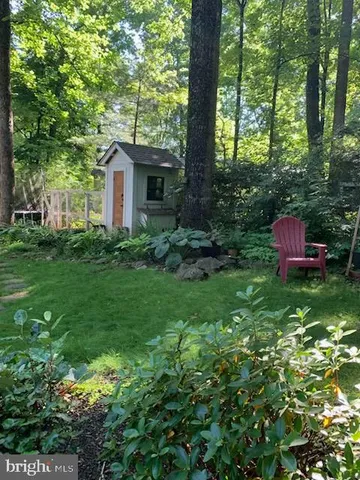 a view of a house with backyard