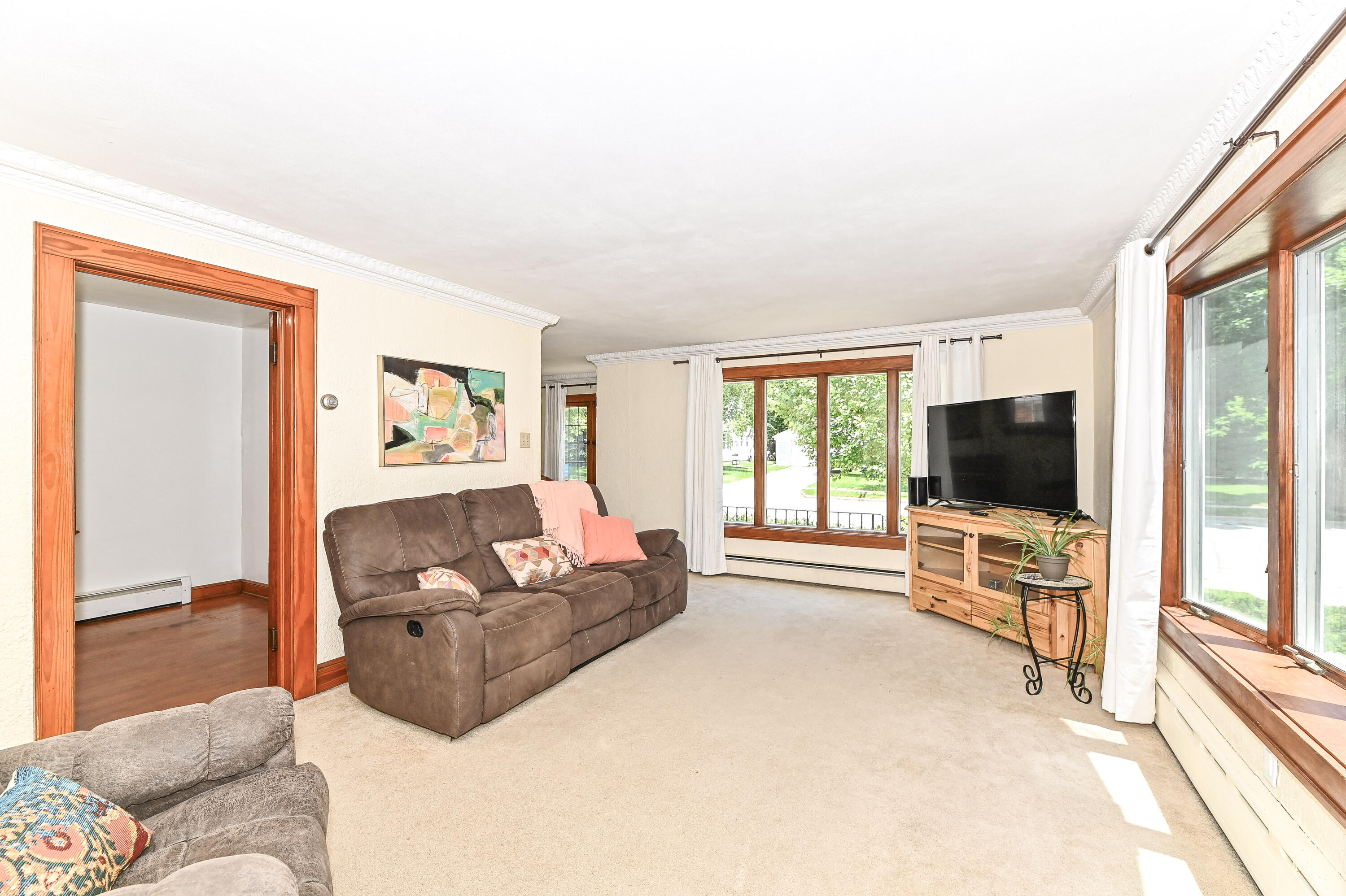 3445 South 96th Street Milwaukee, WI 53227 - Photo 11 of 52 Living Room