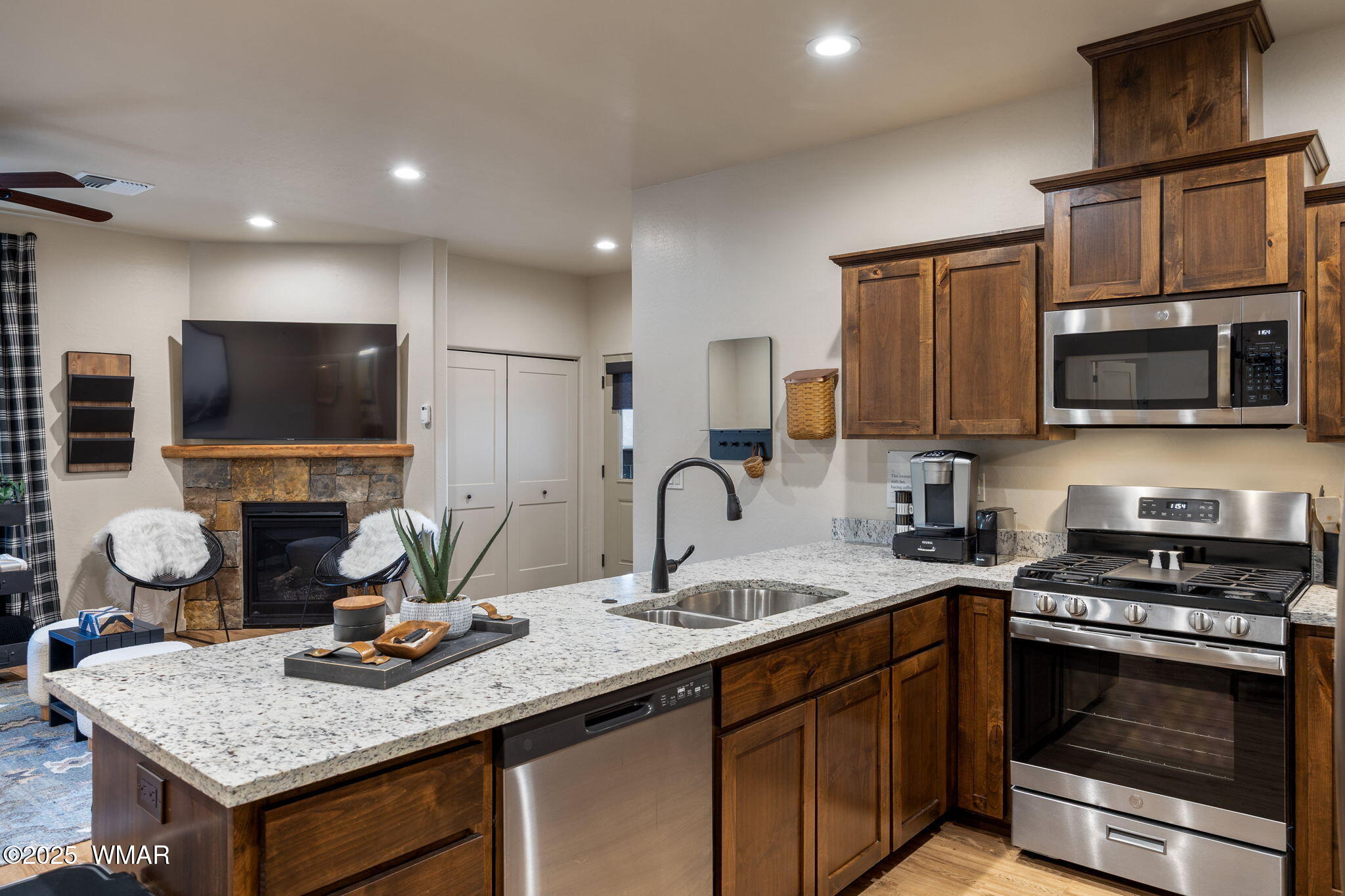 5898 Apollo Way Lakeside, AZ 85929 - Photo 9 of 23 Kitchen/Breakfast Bar