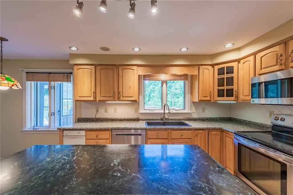 228 Adams Court Apollo, PA 15613 - Photo 3 of 24 Gallery Image 3
