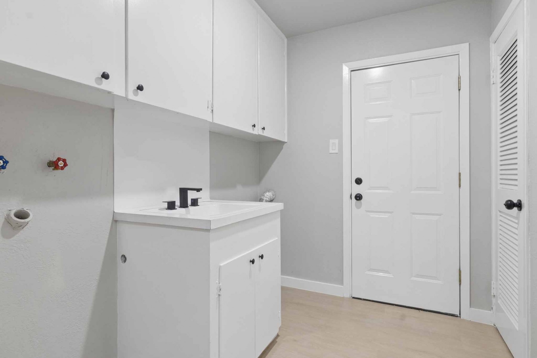 10423 Quiet Hill Road La Porte, TX 77571 - Photo 22 of 27 Laundry room
