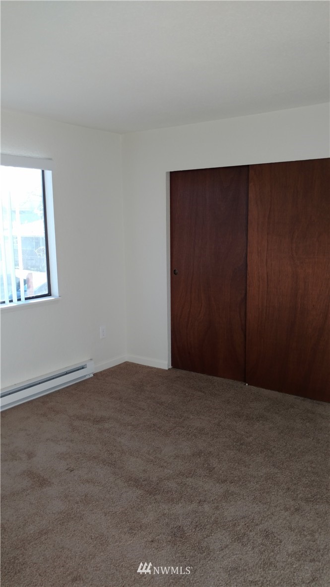 817 North 4th Street Renton, WA 98057 - Photo 7 of 7 an empty room with windows