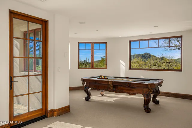 a view of a yard of the house