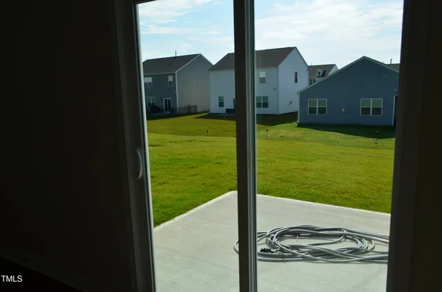 a view of a back yard