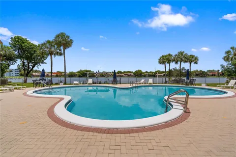 $285,000 | 671 Northeast 195th Street, Unit 121E, Miami, FL 33179