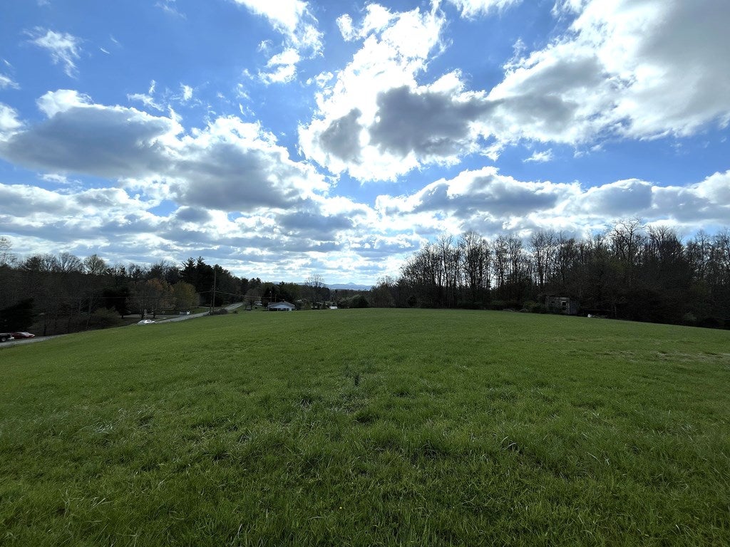 586 Deer Ridge Road Hillsville, VA 24343 - Photo 6 of 34 Gallery Image 6