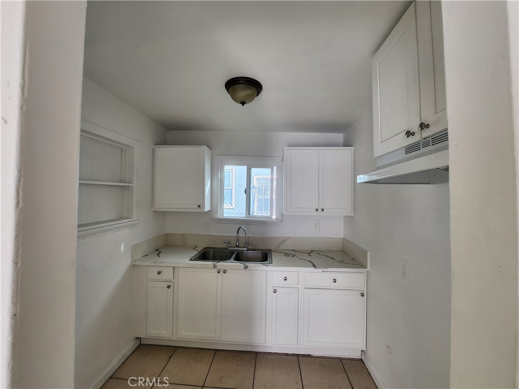 3717 West Imperial Highway, Unit 8 Inglewood, CA 90303 - Photo 4 of 7 a room with window washer and dryer