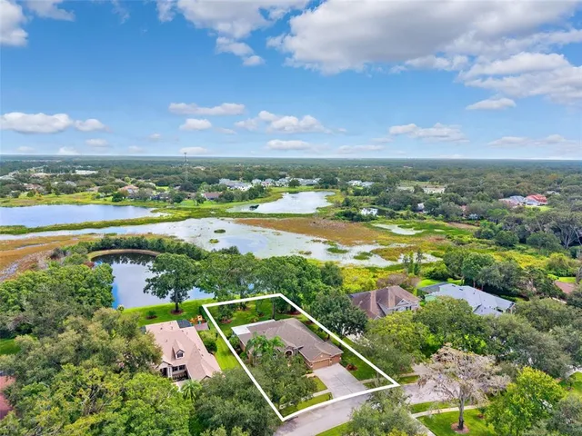 a sign that is sitting in front of a white house