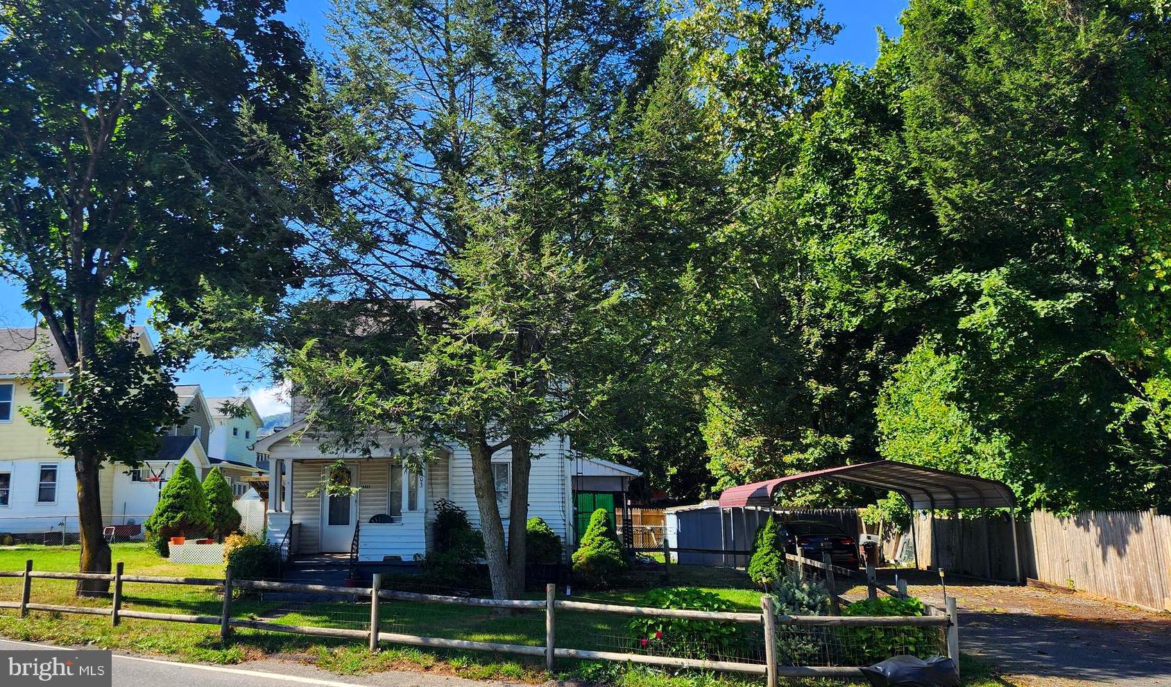 14403 Ellerslie Road Ellerslie, MD 21529 - Photo 5 of 34 a front view of a house with garden