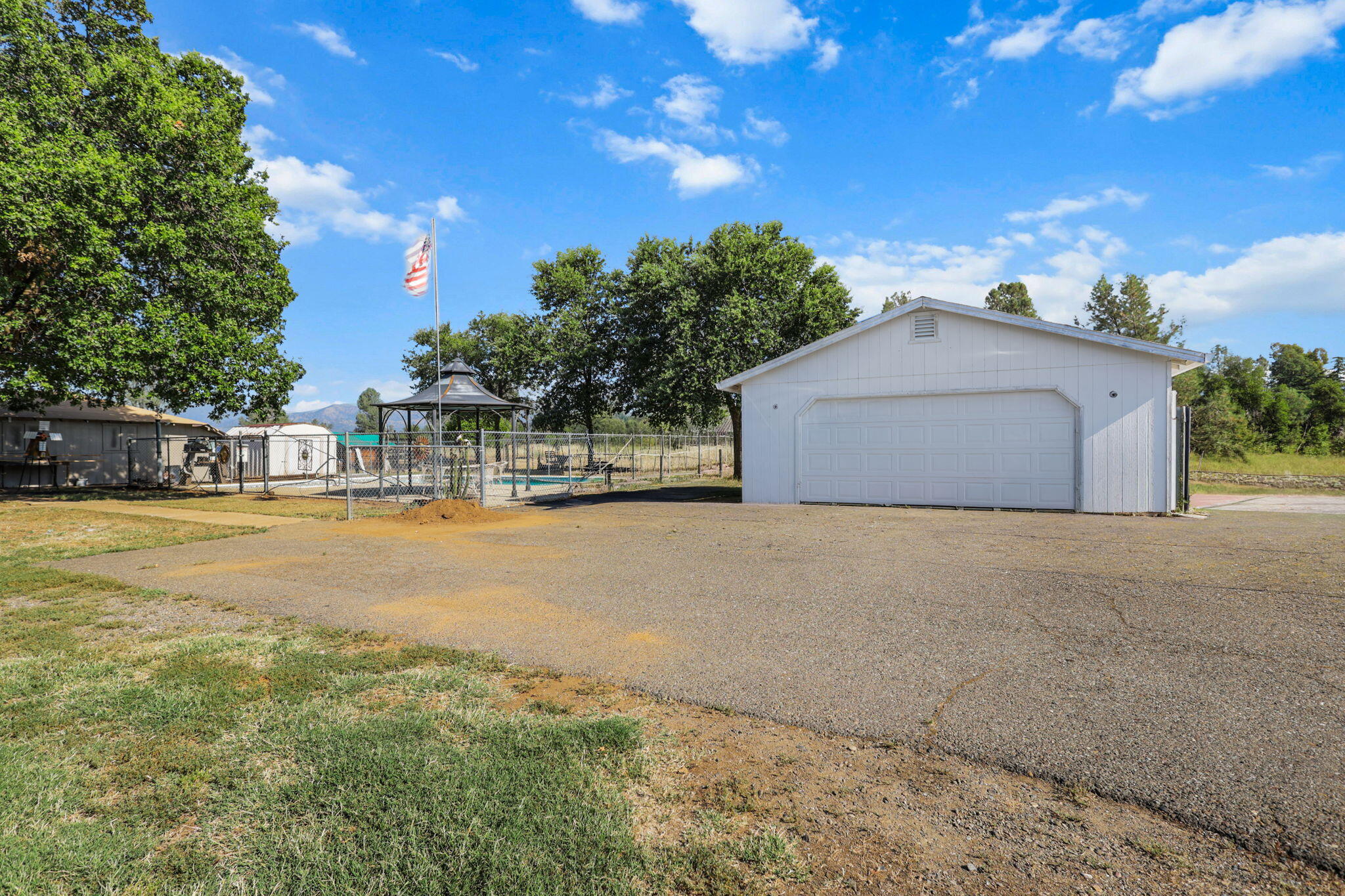 15680 Cloverdale Road Anderson, CA 96007 - Photo 6 of 27 Garage