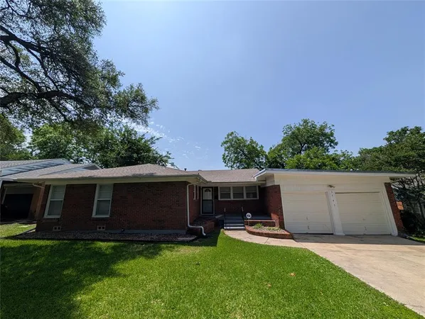 $1,995 | 3745 Willomet Avenue, Fort Worth, TX 76133