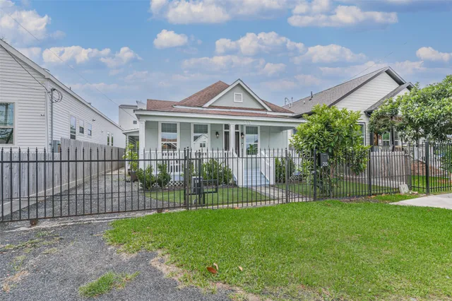 $2,800 | 213 North Hutcheson Street, Houston, TX 77003